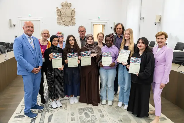 Im Bild: Zweiter Präsident des Salzburger Landtags Andreas Teufel, Siegrid Schmidt (Jurymitglied), Nayab Zakaullah (Preisträgerin Kategorie Text), Christa Musger (Jurymitglied), Ketewan Kadagishvili (Preisträgerin Kategorie Bild), Robert Pienz (Jurymitglied), Zeynep Kesan (Preisträgerin Kategorie Video), Manuela Wolf (Leiterin Jugendzentrum Iglu), Adabel Kwakye (Vertreterin Jugendzentrum Iglu), Michael Manfé (Jurymitglied), Anna Schwarzenberger (Preisträgerin Kategorie Text), Lara Piggin (Preisträgerin Kategorie Bild), Landtagspräsidentin Brigitta Pallauf. | Foto: Land Salzburg/Neumayr/Hofer