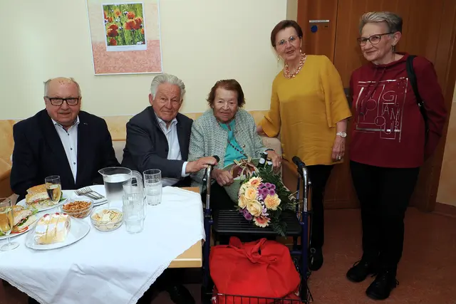 Stadt-Ehrenobmann Herbert Weißenbacher, Landesobmann Josef Pühringer, Livia Enzinger, Stadt-Obfrau Annita Hofer und Sozialreferentin Karin Müller (v.l.). | Foto: OÖ Seniorenbund