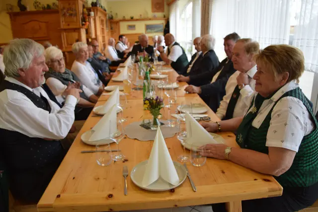 Beim gemütlichen Zusammensitzen  wurde  selbstverständlich auf das Wohl des Jubilars angestoßen | Foto: MeinBezirk/Josef Strohmeier