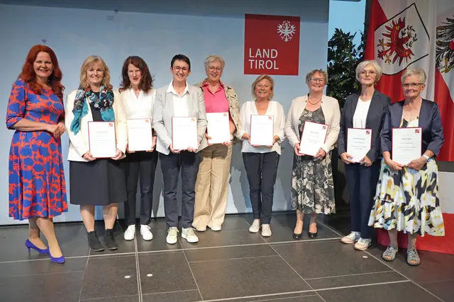 LRin Hagele gemeinsam mit den Geehrten aus dem Bezirk Schwaz. | Foto: Land Tirol/Trenker