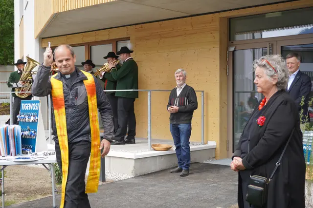 Dekan Peter Scheiring überbrachte den Segen von oben für das „Herzstück für würdevolles Leben im Alter“ für die sechs Gemeinden Telfs, Flaurling, Oberhofen, Pettnau, Pfaffenhofen und Rietz.