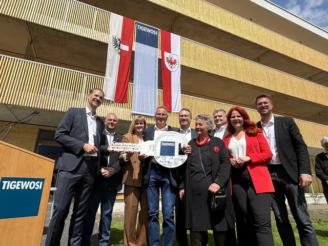 TIGEWOSI-GF Edgar Gmeiner, Bgm. Jürgen Schreier (Oberhofen), Bgm. Brigitte Praxmarer (Flaurling), Sozialsprengel-Obmann Johann Ortner, LH-Stv.- Philip Wohlgemuth, GV Silvia Schaller, Bgm. Martin Schwaninger (Pettnau), LR Cornelia Hagele und Bgm. Christian Härting (Telfs).