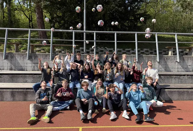 Die Klasse bastelte Fußballwürfel für Kinder mit Vitiligo. | Foto: Privat