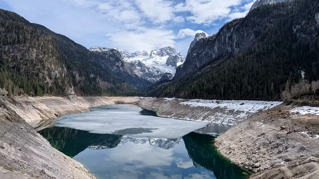 Nach der geplanten Winterabsenkung blieben bislang große Niederschlagsmengen und Schmelzwasser aus – daher ist der Wasserstand des Gosausees besonders niedrig. Das Foto stammt von Mitte April. | Foto: Karl Posch