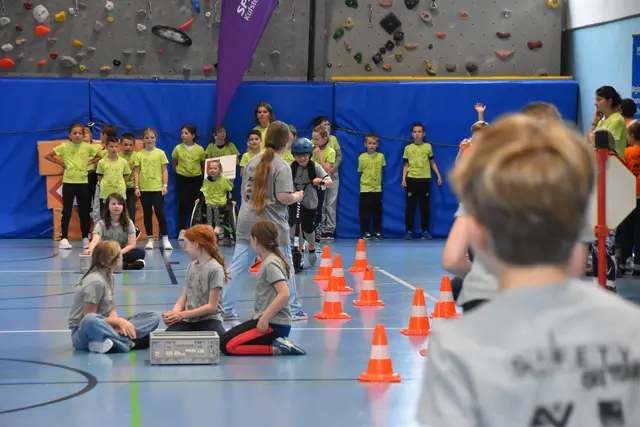 Beim Bewerb "Scooter Fahren" mussten die Kinder neben Schnelligkeit auch ihr Wissen rund um Sicherheit unter Beweis stellen. | Foto: Barbara Fluckinger
