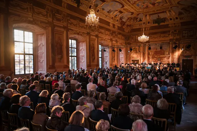 Voller Saal von hinten