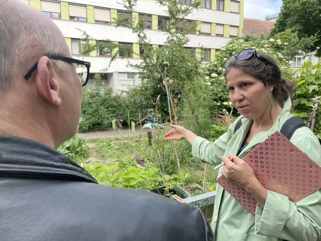 Klimaschutzbeauftrage des 15. Bezirks, Birgit Bermann, erklärt, was Pflanzen zum (Über-)Leben brauchen und wie sich verborgene Potenziale im urbanen Raum entfalten können. | Foto: Bermann