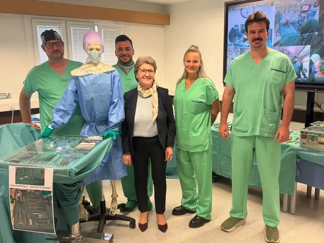 Stolz präsentierte Pädagoge Christoph Haiden mit seinen Auszubildenden einen kleinen nachgebauten OP, in dem interessierten Besucherinnen und Besuchern wie Vizebürgermeisterin Erika Buchinger die Ausbildung zur Operationstechnischen Assistenz nähergebracht wurde. | Foto: Universitätsklinikum Wiener Neustadt