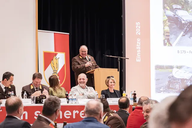 BFK Dietmar Berktold begrüßte die anwesenden Delegierten, Funktionäre und Gäste. | Foto: BFV Reutte