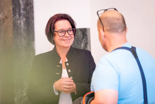 Beim jährlichen Tag der offenen Tür im Landhaus nutzt Sonja Ledl-Rossmann die Gelegenheit zum direkten Austausch mit der Bevölkerung. Besucherinnen und Besucher erhalten dabei Einblicke in die Arbeit des Tiroler Landtags. | Foto: Tiroler Landtag/Oswald