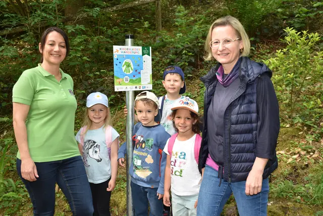 Der Kinderlieder-Wanderweg, eine 2,5 km Runde, wurde im Wanderdorf Bad Kreuzen eröffnet. An zehn Stationen kann man sich Kinderlieder anhören und mitsing. Die Zeichnungen dazu wurden von den Mädchen und Buben des Kindergartens gestaltet.  | Foto: Robert Zinterhof