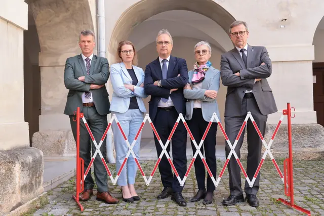 Horst Bischof, Manuela Raith, Peter Riedler, Andrea Kurz und Georg Schulz vor einem Baustellenzaun