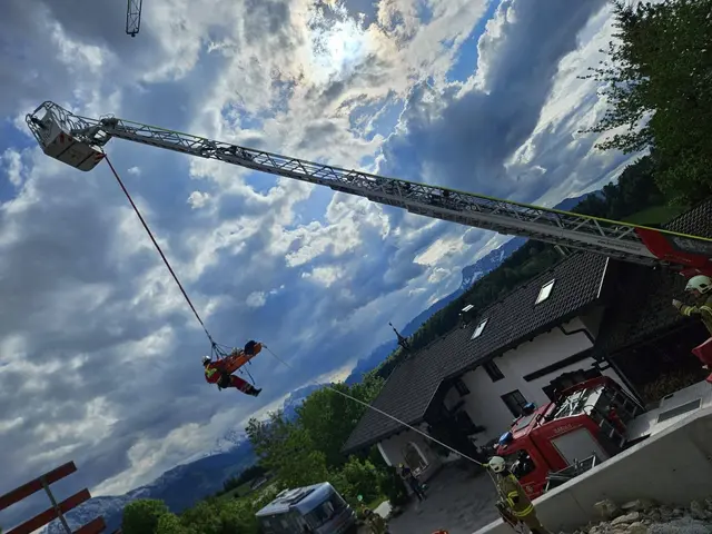 Gemeinsam mit dem Flugretter des Christophorus 6 wurde der Verunfallte aus dem schwer zugänglichen Baustellenbereich geborgen. | Foto: Freiwillige Feuerwehr Krispl