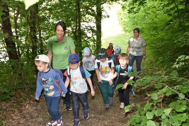 Der Kinderlieder-Wanderweg, eine 2,5 km Runde, wurde im Wanderdorf Bad Kreuzen eröffnet. An zehn Stationen kann man sich Kinderlieder anhören und mitsing. Die Zeichnungen dazu wurden von den Mädchen und Buben des Kindergartens gestaltet.  | Foto: Robert Zinterhof