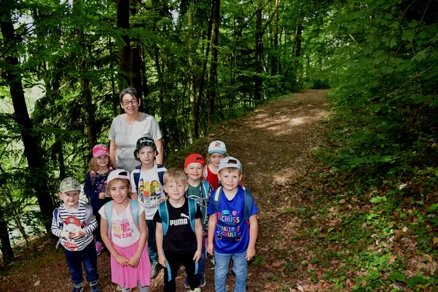 Der Kinderlieder-Wanderweg, eine 2,5 km Runde, wurde im Wanderdorf Bad Kreuzen eröffnet. An zehn Stationen kann man sich Kinderlieder anhören und mitsing. Die Zeichnungen dazu wurden von den Mädchen und Buben des Kindergartens gestaltet.  | Foto: Robert Zinterhof
