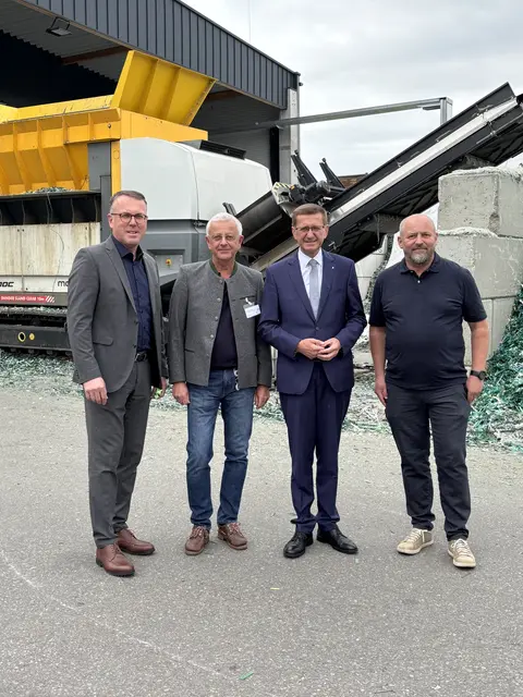 Bezirksparteiobmann Günther Lengauer (ÖVP), RDG Recycling-Geschäftsführer Franz Kobleder, Wirtschaftslandesrat Markus Achleitner und Vertriebsleiter Markus Zwingler. | Foto: MeinBezirk/Mayr