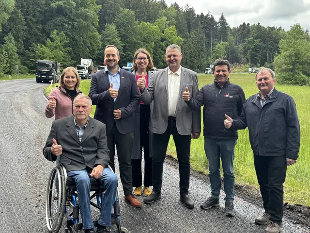 Bürgermeister und Gemeindevertreter aus St. Georgen am Fillmannsbach und Handenberg vor dem sanierten Abschnitt der B156, wo derzeit die letzten Asphaltarbeiten laufen. | Foto: MeinBezirk/Anja Kern