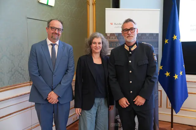 Ministerialrat David Klingbacher (l.), Geschäftsführerin von Neustart, Dina Nachbaur (m) und Chefinspektor sowie Leiter der Überwachungszentrale Karl Peinhart (r).  | Foto: Sade Jerabek/MeinBezirk
