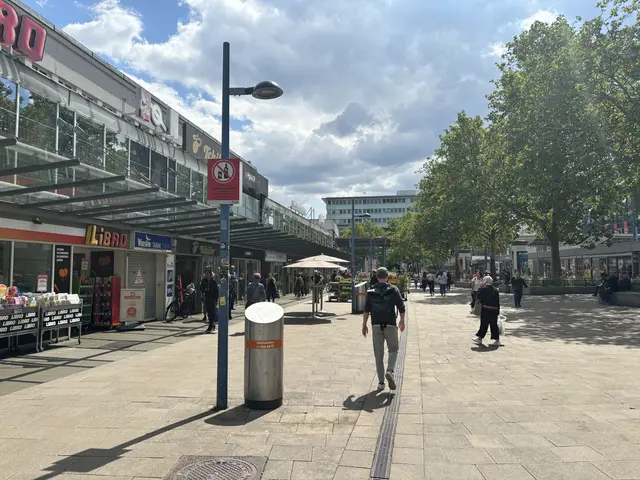 Seit dem Alkoholverbot am Franz-Jonas-Platz scheint der Platz ruhiger zu sein. | Foto: Luise Schmid/MeinBezirk