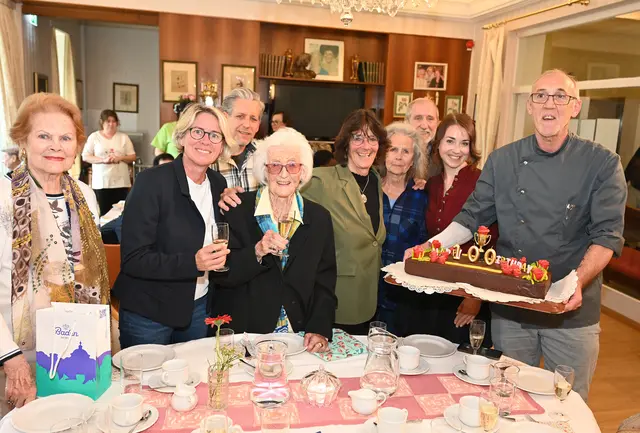 Die Präsidentin des Vereins „Künstler helfen Künstlern“, Gabriele Jacoby, GR Judith Händler, Waltraut Buschbeck, Andrea Cervenka, Christina Cervenka, Kurt Cervenka, Michaela Krismanek, Stephan Schindler und Küchenchef Walter Springer. | Foto: 2026psb/sap