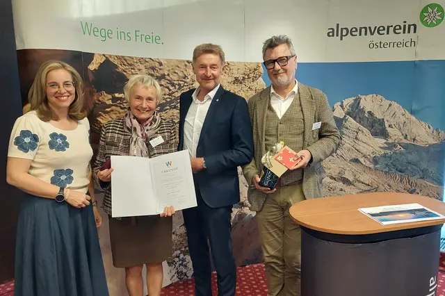 V.l.n.r.: Vizebgm. Christa Raggl-Mühlberger, scheidende Seniorenreferentin Anna Maria Pasch,  Vizebgm. Gerhard Kroiß, Obmann Herbert Peterstorfer. | Foto: ÖAV Sektion Wels