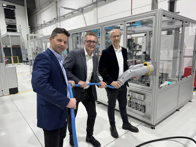Management.Team Manfred Bruckner, Andreas Kneidinger und Stefan Gaigg bei der Inbetriebnahme der neuen, hochautomatisierten Fertigung für Batteriekühlung in der Voltfactory in Bad Leonfelden. | Foto: Voltfactory Group