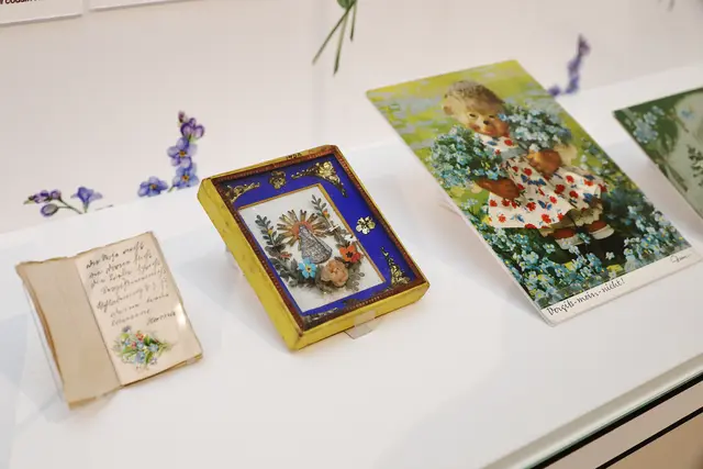 Ausstellungsstücke: ein Mini-Poesiealbum, ein Bilderrahmen und eine Grußkarte.