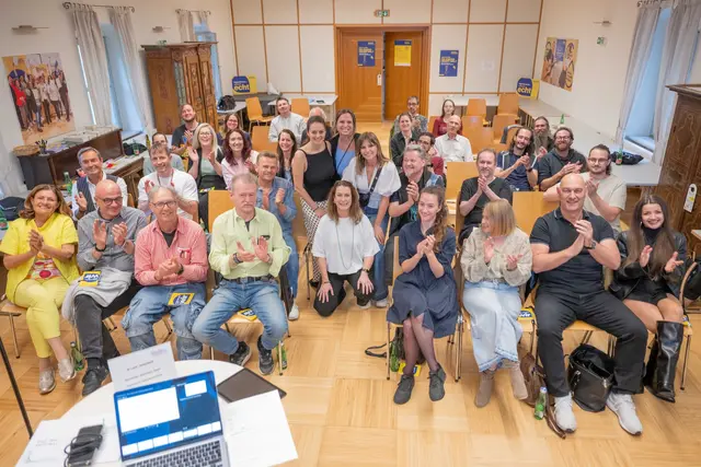 Wege im Musikbusiness mit Barbara Stilke (Mitte vorne) sowie Barbara Savic, Sandra Polt und Lehrgangsleiterin Christina Weiß von der musik.szene.niederösterreich und den Teilnehmenden im Seminar- und Ausbildungszentrum Atzenbrugg. | Foto: Erich Marschik