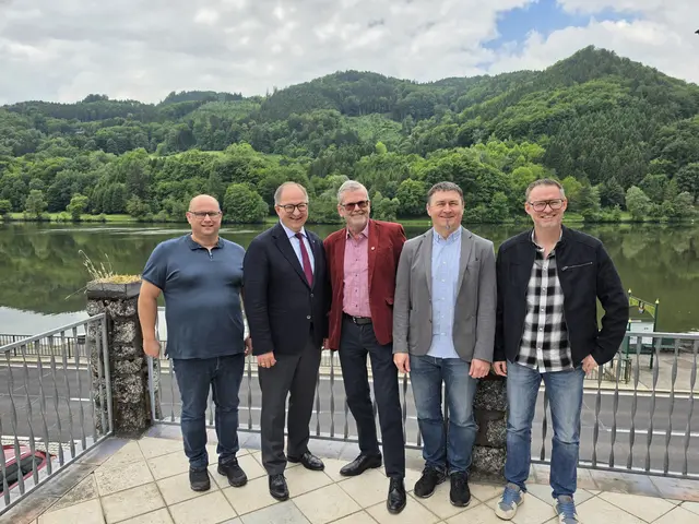 Am Bild von links der stellvertretende Ortsparteivorsitzende Klaus Maierhofer, Landesrat Martin Winkler, Ortsparteivorsitzender Gerold Prinz, Zeitungsherausgeber sowie Schriftführer Harald Nußbaummüller und Kassier Friedrich Türscherl. | Foto: SPÖ