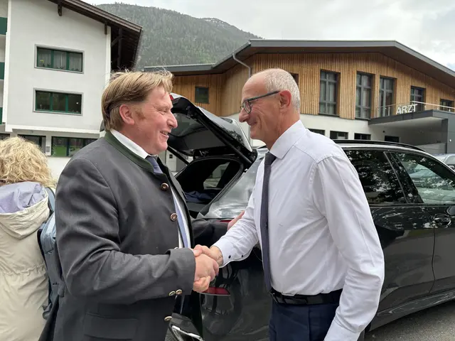 Bgm. Markus Gerber (li) begrüßte Landeshauptmann Anton Mattle in Elbigenalp. | Foto: MeinBezirk/Günther Reichel