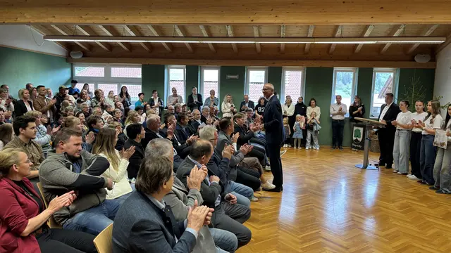 "Volle Hütte" in der Schule: Der Tag der offenen Türe mit der offiziellen Eröffnung der modernisierten Schule stieß auf großes Interesse. | Foto: MeinBezirk/Günther Reichel
