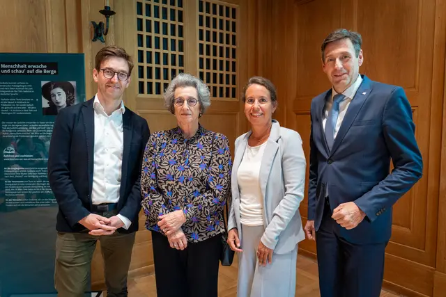 Beim Zeitzeuginnengespräch im Landhaus (v. l.): Patrick Siegele (Leiter des OeAD-Programms ERINNERN:AT), Rozette Kats, Cathrin Reisenauer (Vizerektorin PH Tirol) und LAD Herbert Forster. | Foto: Land Tirol/Neuner