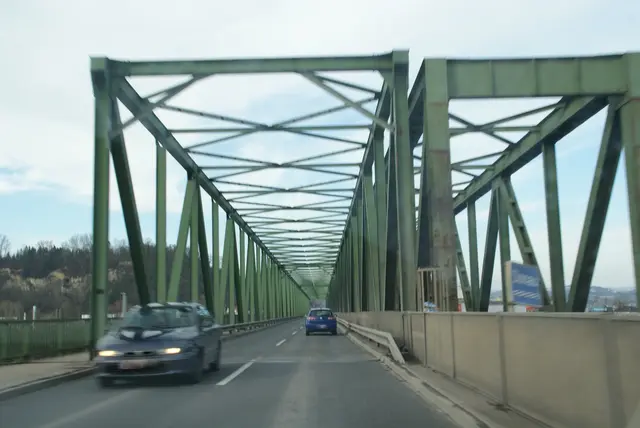 Rund drei Monate lang wird die Donaubrücke Mauthausen im Jahr 2028 nicht befahrbar sein. | Foto: MeinBezirk/Plank