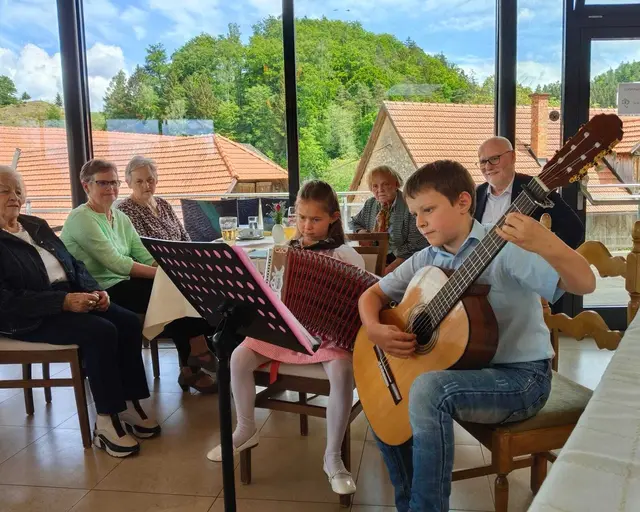 Ortsobmann Mag. Karl Schwabe, Hermine Halper, Veronika Findenig, Veronika Kristan und Maria Haller waren von den Darbietungen der Geschwister Simon und Julia Diex begeistert. | Foto: Privat