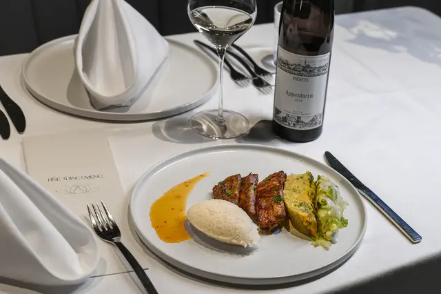 "Cơm tấm": ein Bruchreis, der früher als Arme-Leute-Essen galt, mit Schweinerippchen und Ei.  | Foto: Fabsab Media