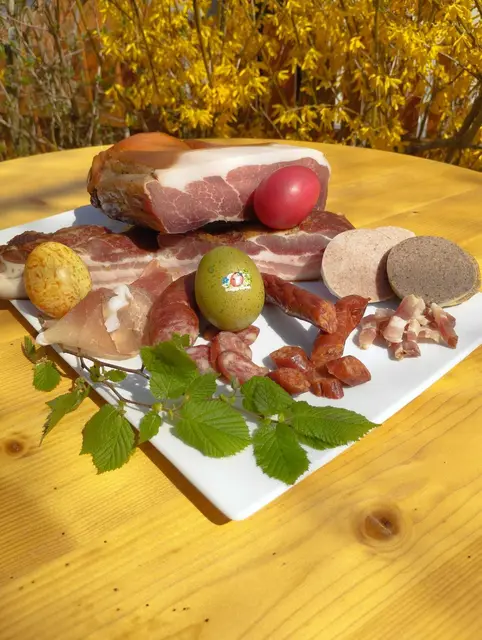 Zünftige Brettljausn werden mit Most serviert. | Foto: Mostschank Karner