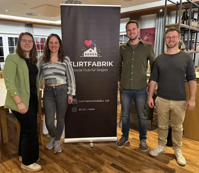 Vanessa, Viktoria, Gerhard und Lukas von der Flirtfabrik unterstützen Singles dabei, passende Partner zu finden. | Foto:  Flirtfabrik