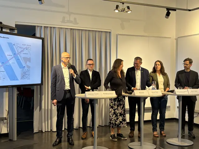 V.l.n.r.: Asfinag Chef Andreas Fromm, Leiter der MA 29 - Brückenbau und Grundbau Wolfgang Strenn, Mobilitätsstadträtin Ulli Sima (SPÖ), Bezirksvorsteher Floridsdorf Georg Papai (SPÖ), Bezirksvorsteherin Brigittenau Christine Dubravac-Widolm (SPÖ) und Martin Blum von der Mobilitätsagentur. | Foto: Michael Marbacher/MeinBezirk