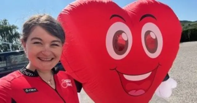 Isabella Pühringer mit dem Maskottchen des Vereins »Herz bewegt«. | Foto: zVg