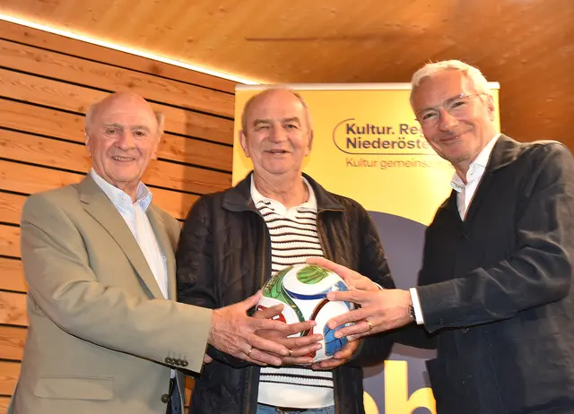 Erwin Pröll, Herbert Prohaska und Rainer Pariasek im Kulturpavillon Brandlhof in Radlbrunn.  | Foto: Herbert Schleich