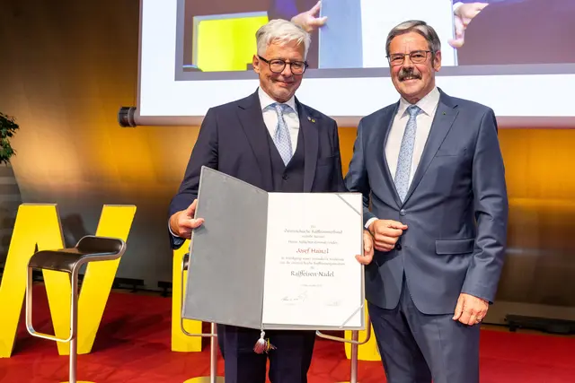 Josef Hainzl erhielt die selten vergebene Raiffeisen-Nadel in Silber von Raiffeisen-Generalanwalt Erwin Hameseder (r.) | Foto: RLB Steiermark