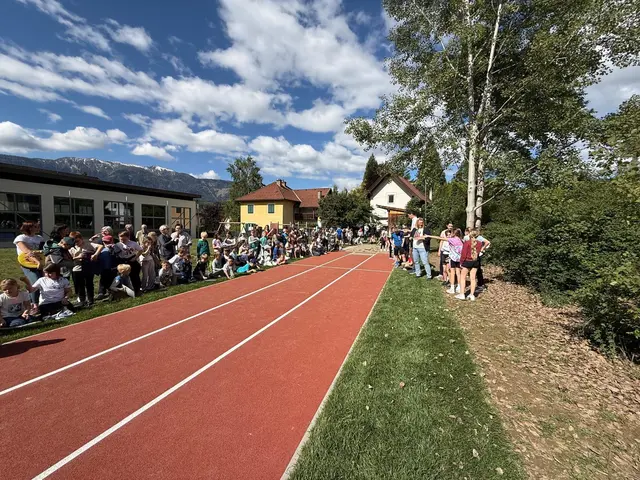 Schüler und Direktoren weihen Leichtathletik-Anlage ein