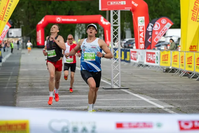 Unglaublich schnell: Markus Pernjak siegte mit einer Zeit von 16:41. | Foto: Ripix
