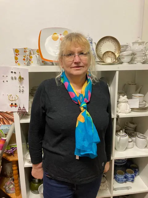 Erika Hötzenauer ist die Leiterin und gute Seele des Flohmarkts. | Foto: ORA International