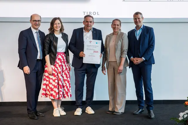 Gruppenfoto Überreichung Volders, im Bild -&gt; DI Bgm. Johannes Pressl (Präsident des Österreichischen Gemeindebundes), Claudia Bauer (Bundesministerin für Europa, Integration und Familie), Peter Schwemberger (Bürgermeister Volders), Ingrid Tötsch-Karnutsch (Gemeinderätin/Projektleitung Volders), Christoph Jünger | Foto: © Harald Schlossko