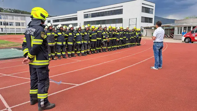 Der Vorsitzende des Schulgemeindeverbandes Feldkirchen, Dietmar Rauter, begrüßt die teilnehmenden FF-Kameraden. | Foto: Gemeinde St. Urban