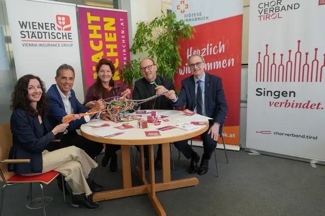 Ein Knoten, der verbindet: Karin Bayer-Ortner, Projektkoordinatorin Diözese Innsbruck, Walter Peer, Landesdirektor Wiener Städtische Versicherung AG in Tirol, Sybille Auer, Leiterin Freiwilligenzentrum Tirol Mitte, Hermann Glettler, Diözesanbischof Diözese Innsbruck und Olivier Dantine, Superintendent A. B. Salzburg und Tirol (v. l. n. r.) | Foto: Cincelli/dibk.at