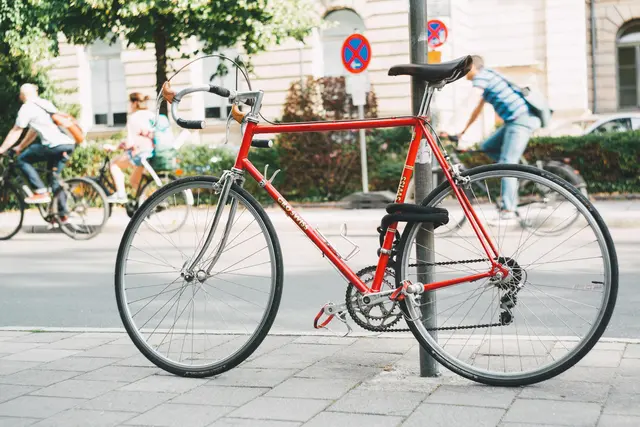Ein Verkehrsunfall führte die Beamten zu einem mutmaßlichen Fahrraddieb. (Symbolfoto) | Foto: pexels / Markus Spiske