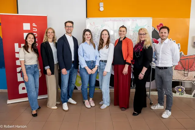 V.l.n.r.: Tea Cvijic (Role Model der Rewe Group), Elisabeth Kreindl (Projektleiterin aus der Rewe-IT), Robert Erdoedy (Role Model der Rewe Group), Balliu Sheqere (Role Model der Rewe Group), Julia Langer (Role Model der Rewe Group), Doris Arztmann (MINT-Beauftragte aus dem Bildungsministerium), Julia Eckelhart (Direktorin MS Neubaugasse), Marco Klamert (Lehrer MS Neubaugasse). | Foto: Robert Harson
