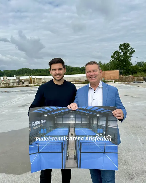 Bürgermeister und Betreiber Markus Bauer freuen sich über diesen bedeutenden Meilenstein sowie über die nachhaltige Aufwertung des gesamten Sportareals in Nettingsdorf. | Foto: Stadtgemeinde Ansfelden